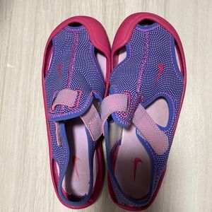 Nike girl water shoes